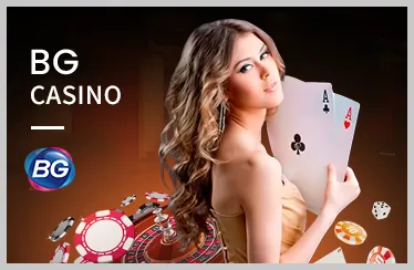 Hình ảnh casino trực tuyến với bàn Baccarat và người chia bài thật.
